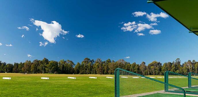 *Aprovechando el tiempo en el driving range*